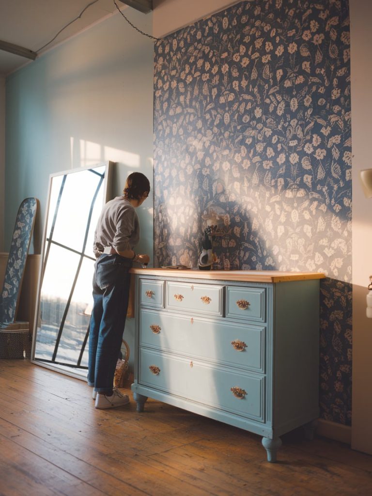 Upcycling mobili con pittura e carta da parati