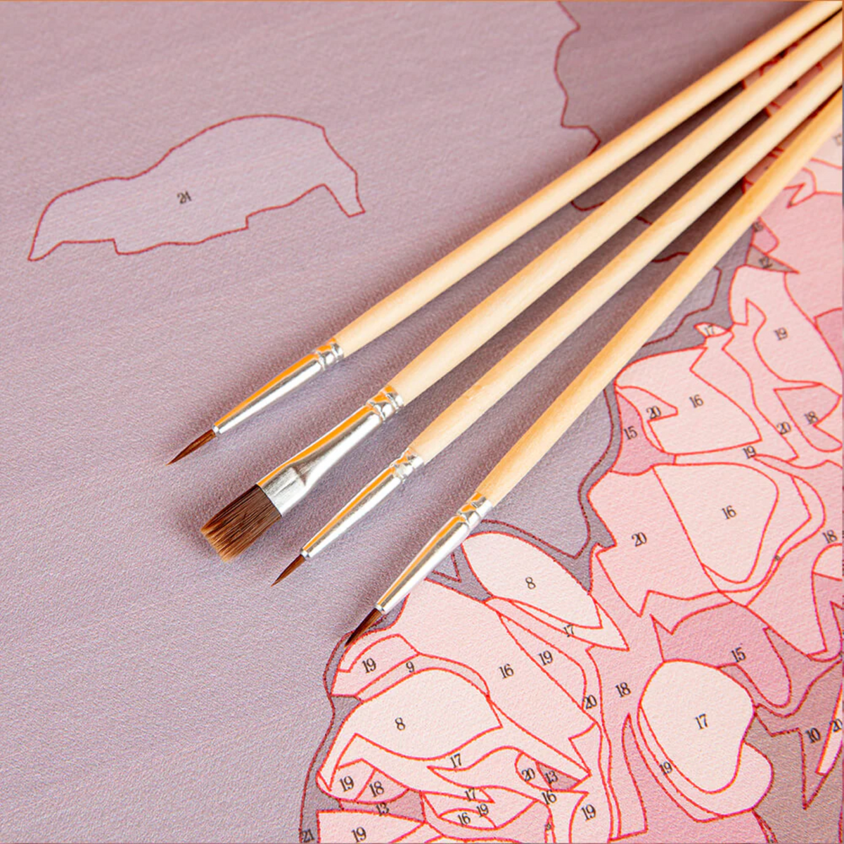 Dipingere con i numeri pennelli in primo piano